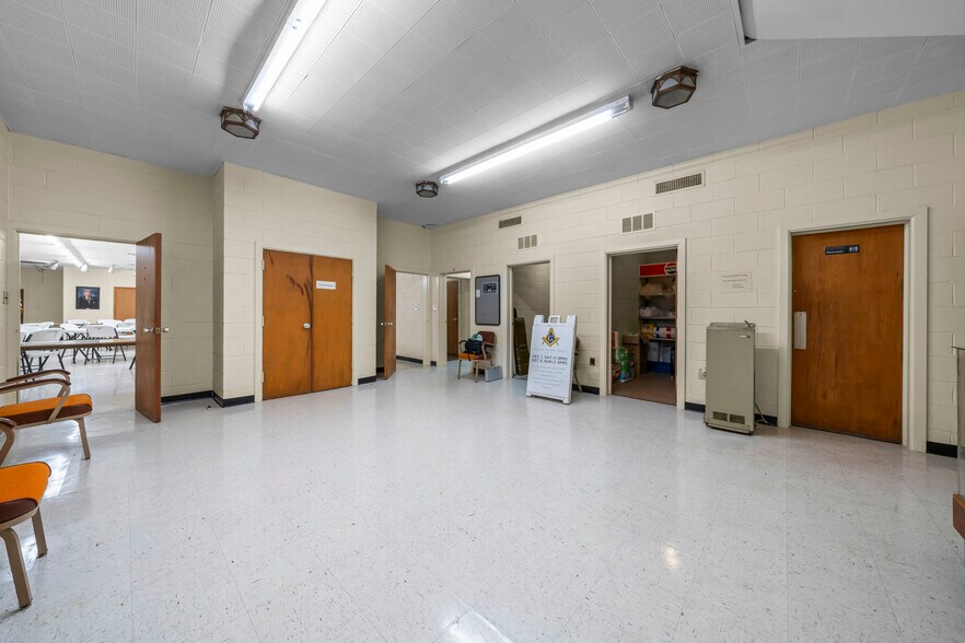 More Photos Of 126 N Elizabeth Ln, Rock Hill Flex For Sale