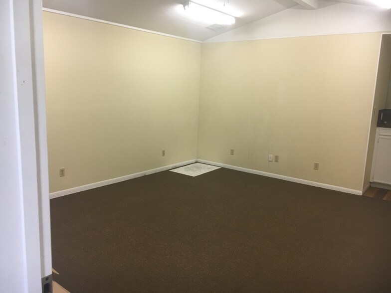 More Photos Of 723 Ave F N, Bay City Warehouse For Sale