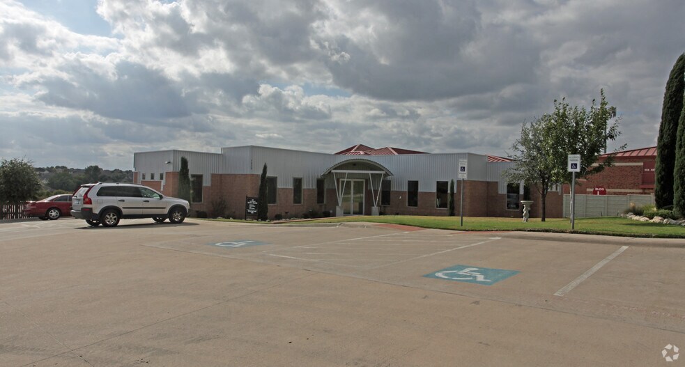 More Photos Of 7535 Oakmont Blvd, Fort Worth Medical For Lease