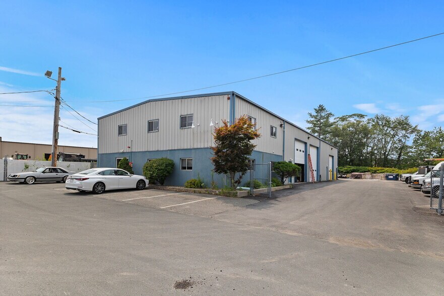Primary Photo Of 26 Bixby Ave, Middleton Warehouse For Lease