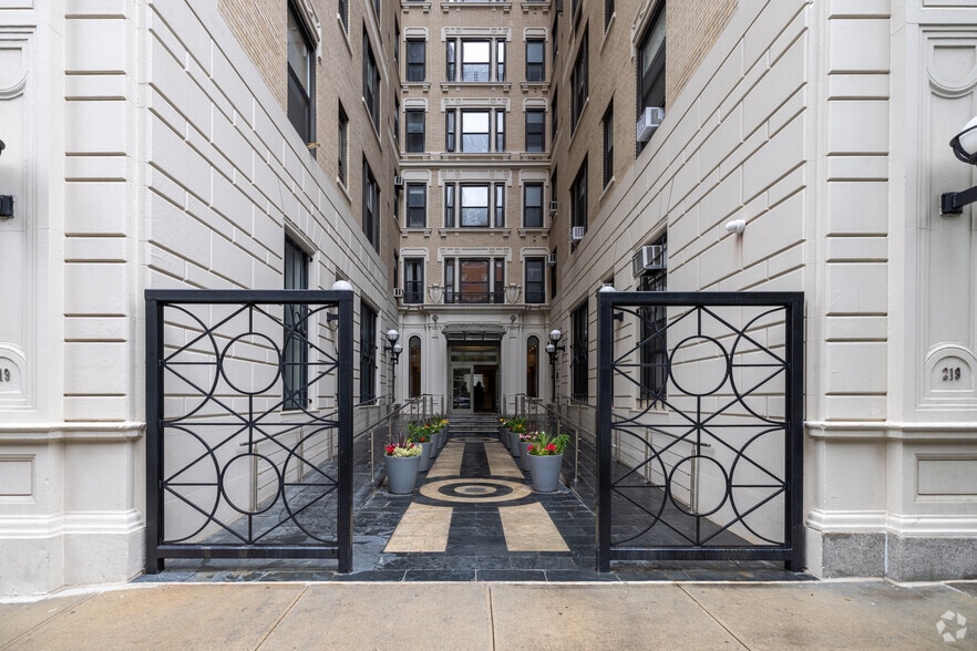 More Photos Of 2260-2268 Broadway, New York General Retail For Sale