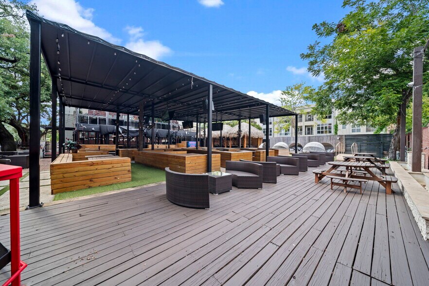 More Photos Of 1916 Baldwin St, Houston Bar For Lease