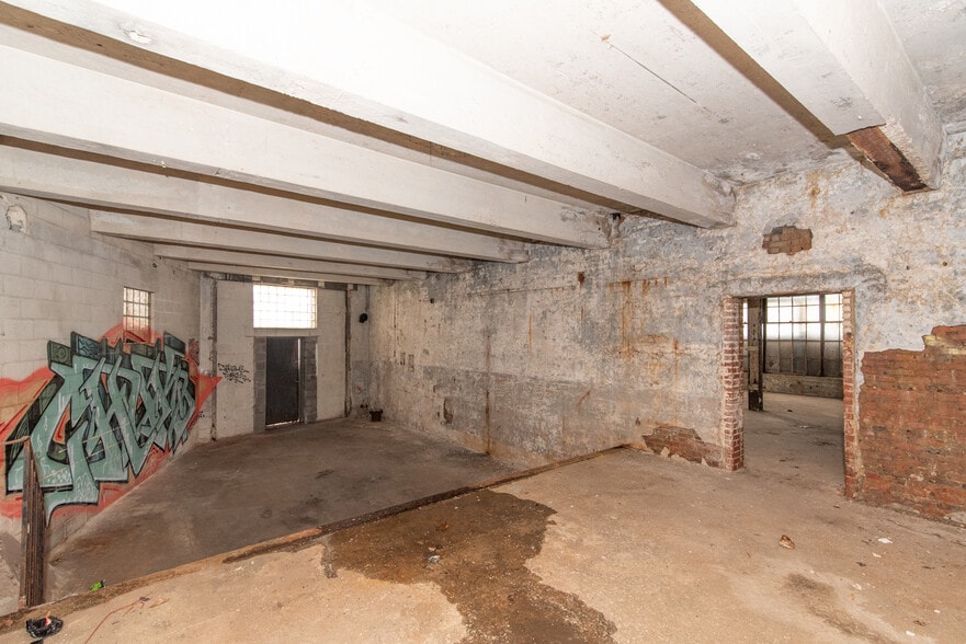 More Photos Of 804 N Franklintown Rd, Baltimore Warehouse For Sale