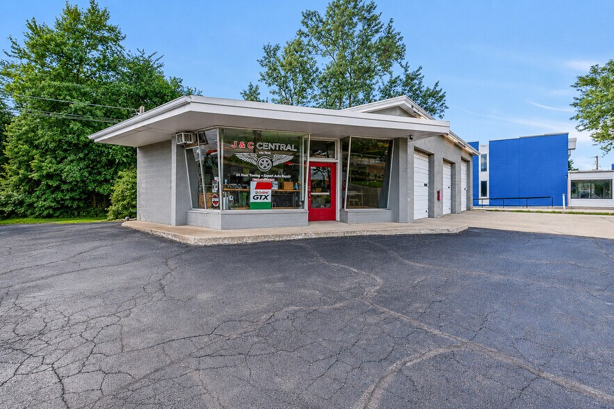 Primary Photo Of 420 S Main St, Wheaton Auto Repair For Sale