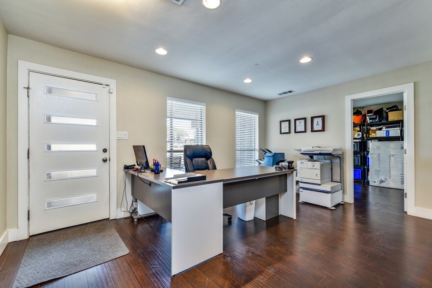 More Photos Of 2111-2113 W Slaughter Ln, Austin Office For Lease