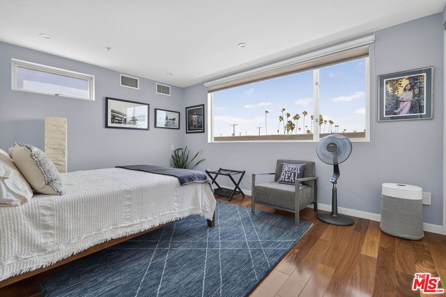 More Photos Of 2120 Narcissus Ct, Venice Office For Sale