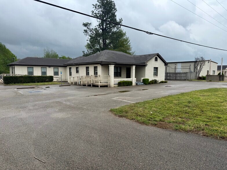 More Photos Of 2410 S Main St, Lindale Office For Sale