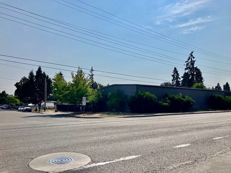 More Photos Of 1440 32nd St, Springfield Industrial For Sale