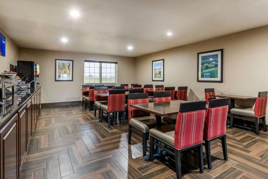 More Photos Of 425 Timberland Dr, Story City Hotel For Sale