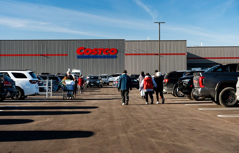 More Photos Of 4059 Av Portage, Winnipeg General Retail For Lease