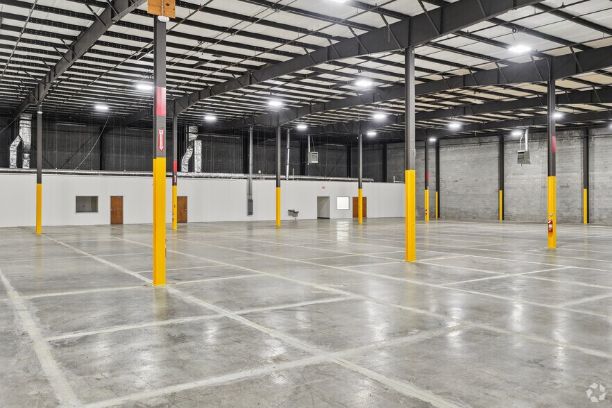 More Photos Of 6348 Burnt Poplar Rd, Greensboro Warehouse For Lease