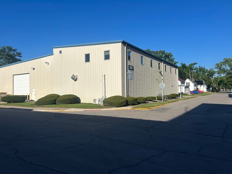More Photos Of 257 E Randolph St, Nappanee Light Manufacturing For Sale