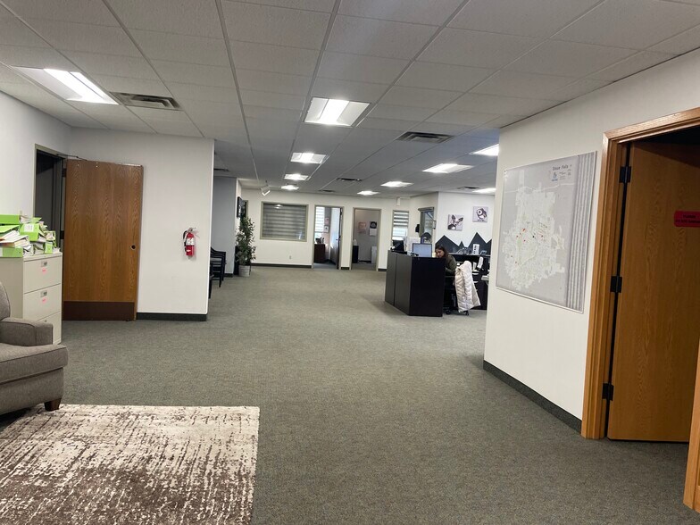 More Photos Of 600 S Cliff Ave, Sioux Falls Office For Sale