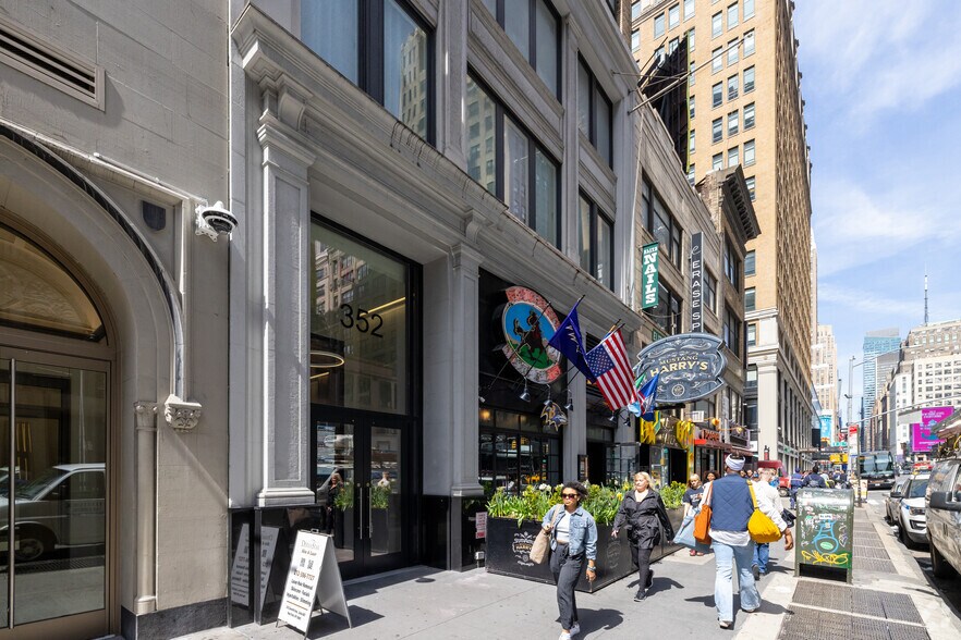 More Photos Of 352 Seventh Ave, New York Office For Lease