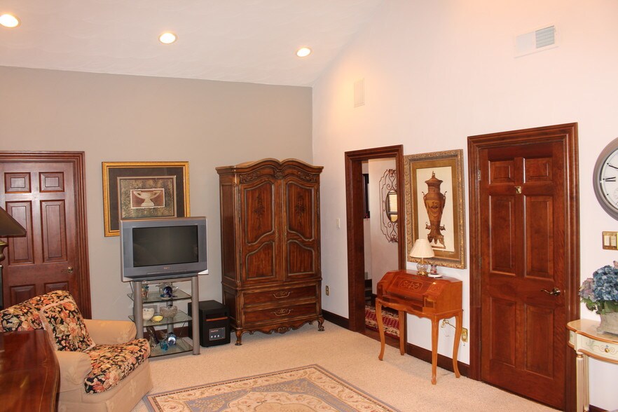 More Photos Of 725 Main St, Wintersville Restaurant For Sale