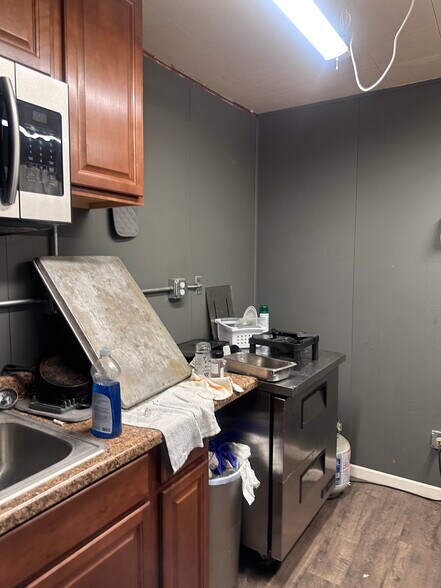 More Photos Of 601 E 10th St, Alton Warehouse For Sale