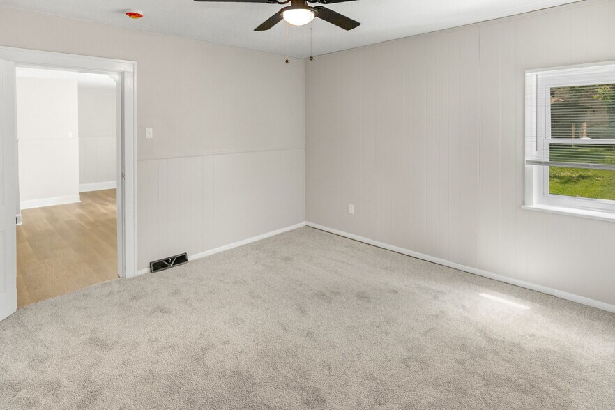 More Photos Of 302 N High St, Belleville Freestanding For Sale