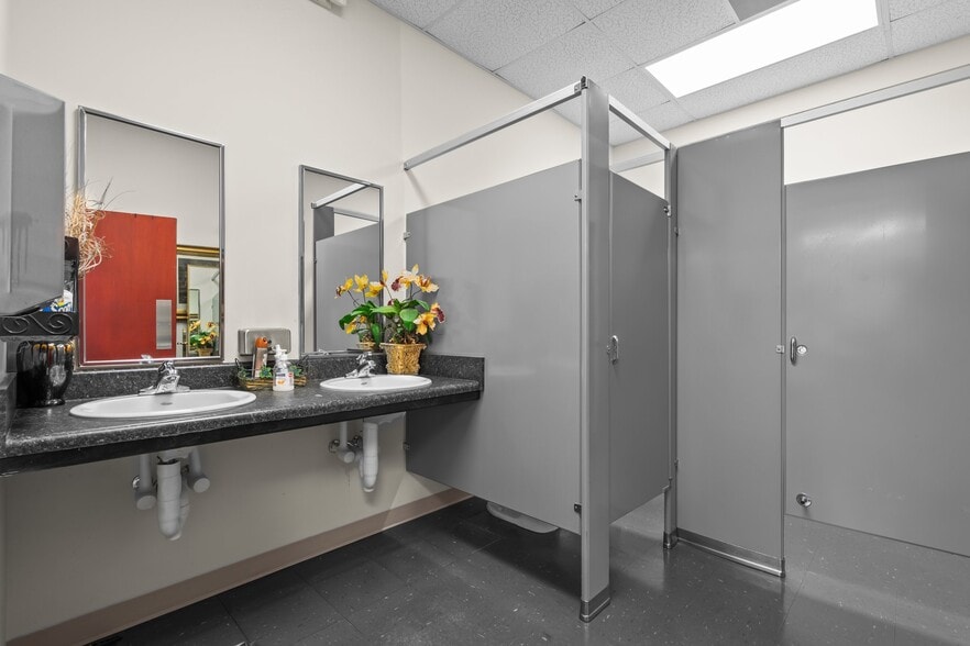 More Photos Of 2221-2239 Pinehurst Plz, Aberdeen Unknown For Lease