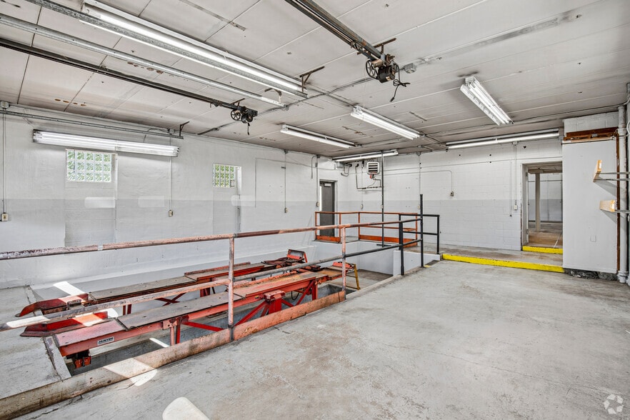 More Photos Of 2207 Saint James Church Rd, Wilmington Auto Repair For Lease