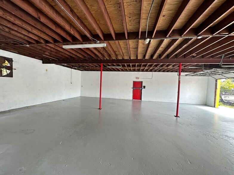 More Photos Of 2466 Lafayette St, Fort Myers Freestanding For Lease