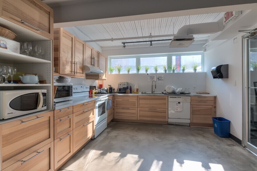 More Photos Of 4215 Rue D'iberville, Montréal Office For Lease