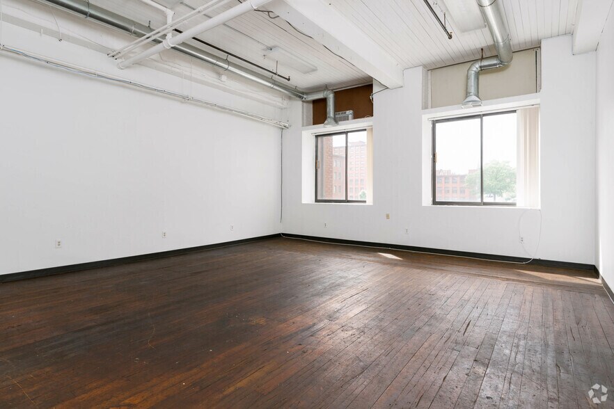 More Photos Of 4 Open Square Way, Holyoke Showroom For Lease