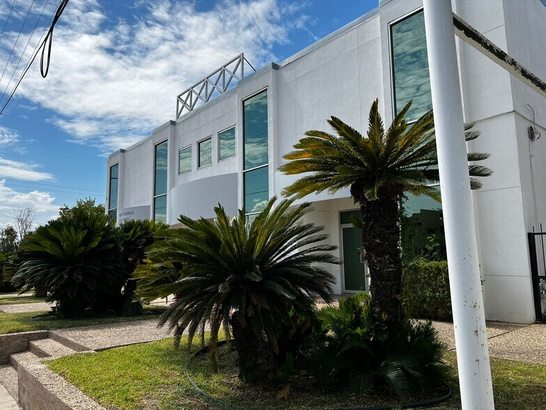 More Photos Of 102 E Calton Rd, Laredo Storefront Retail Office For Sale