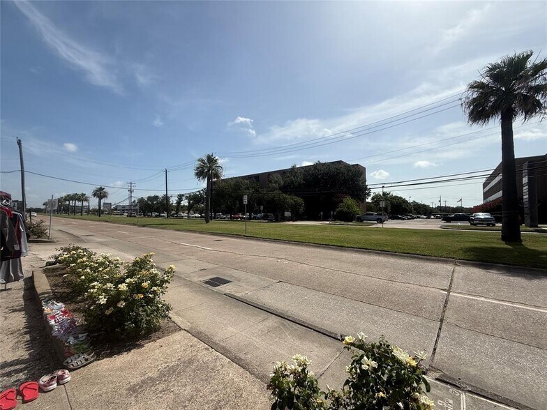 More Photos Of 3202-3358 Burke Rd, Pasadena Apartments For Sale