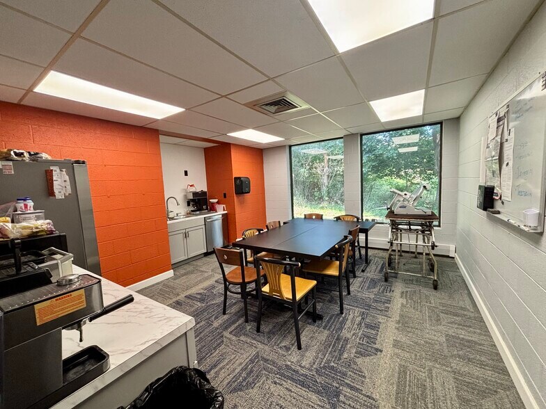More Photos Of 1231 Roth Dr, Lansing Office For Sale