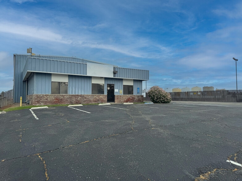 Primary Photo Of 19433 Colombo St, Bakersfield Service For Lease
