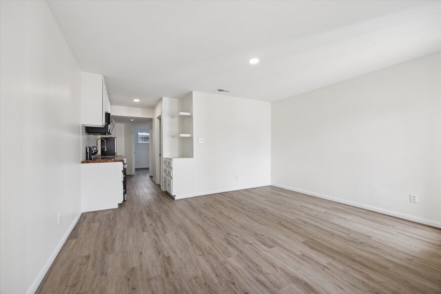 More Photos Of 1011 W 10th St, Houston Apartments For Sale