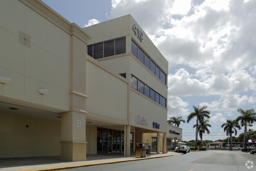 More Photos Of 419 W 49th St, Hialeah Office For Lease