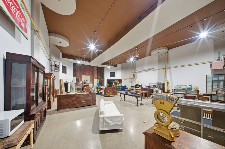 More Photos Of 195 Ottawa St N, Hamilton Storefront For Sale