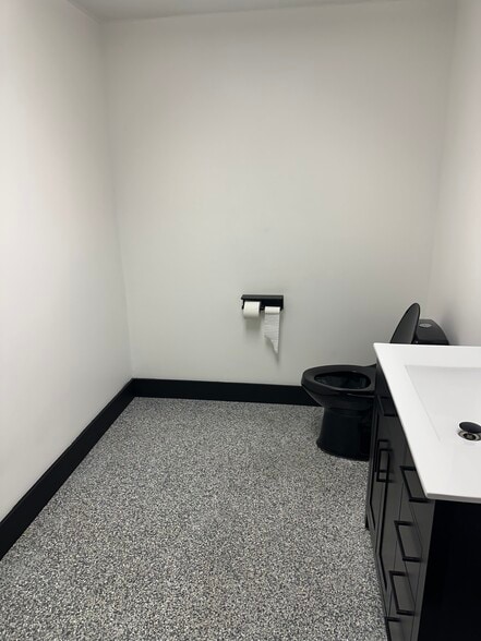 More Photos Of 1046 Gateway Dr, Mooresville Auto Repair For Lease