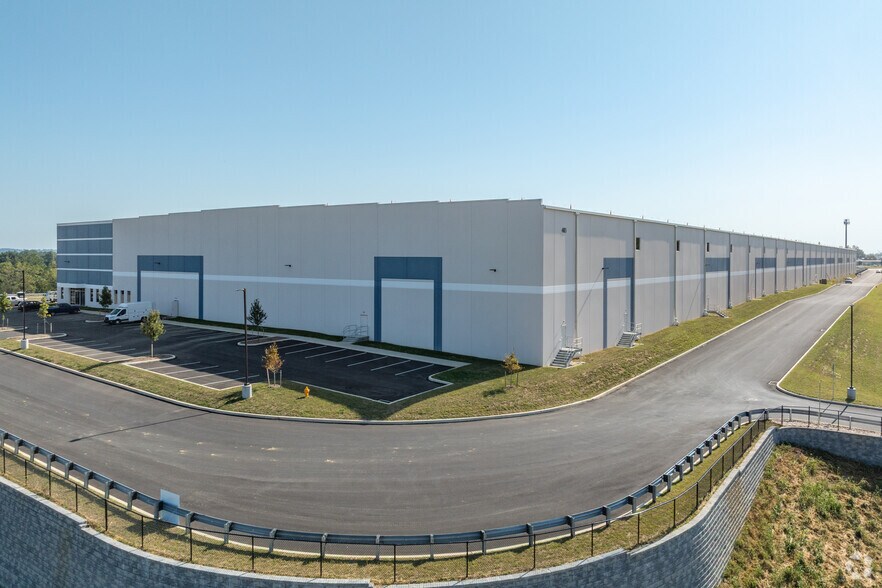 More Photos Of 403 South Chiques Rd, Manheim Distribution For Lease