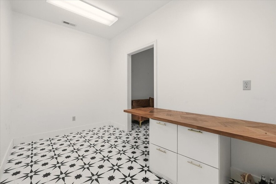 More Photos Of 1684 Venture Dr, Mount Vernon Office For Sale