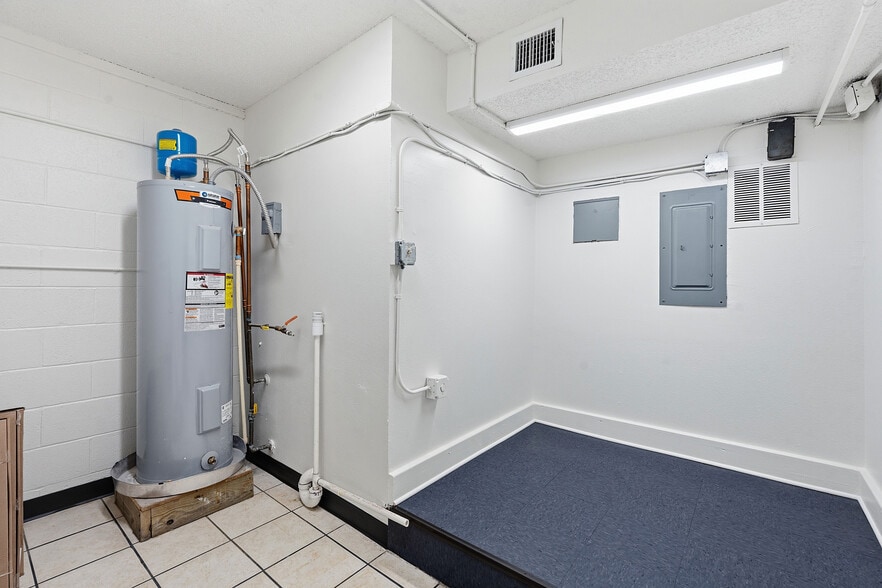 More Photos Of 1120 E 52nd St, Austin Flex For Sale