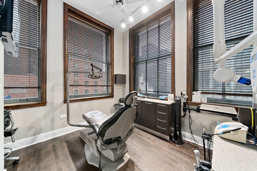 More Photos Of 120 S State St, Chicago Office For Sale