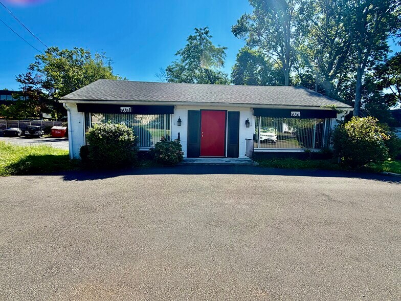 More Photos Of 408 Boston Post Rd, Darien Freestanding For Lease