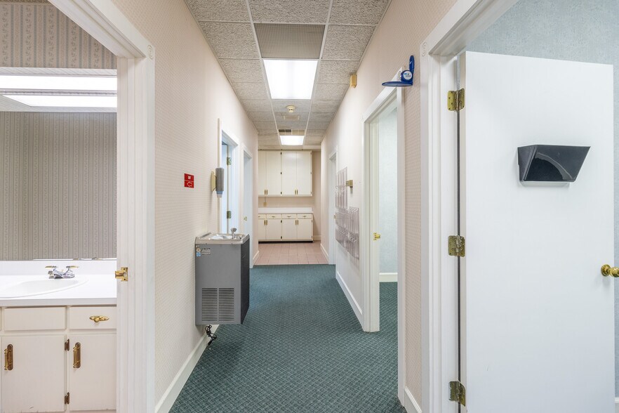 More Photos Of 1421 Ross Dr, Dalton Office For Sale