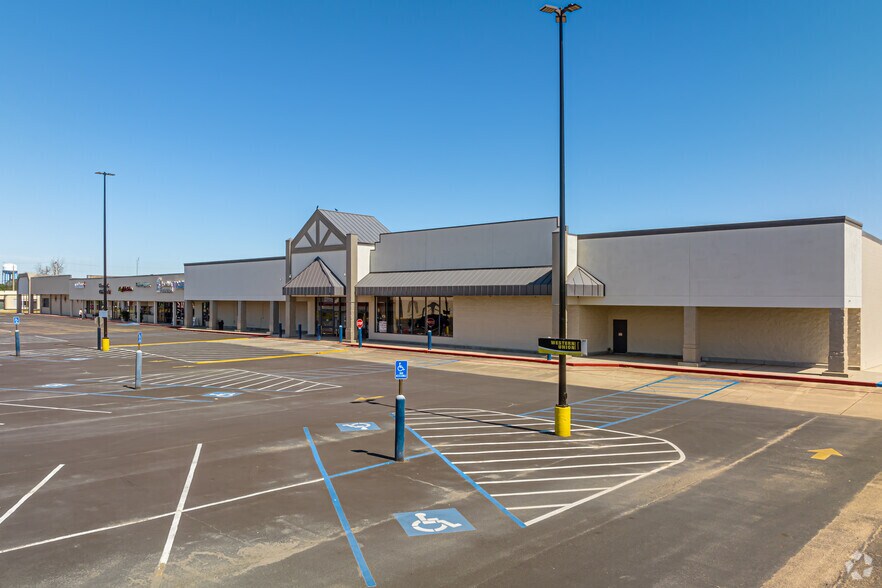 Primary Photo Of 1100 E Main St, New Iberia Unknown For Sale