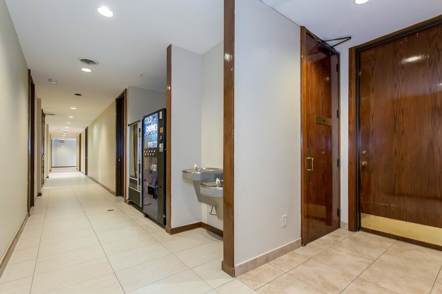 More Photos Of 17400 N Dallas Pky, Dallas Office For Lease