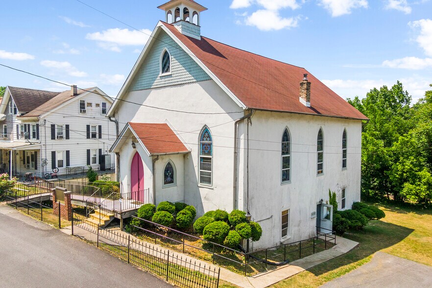 More Photos Of 2460 Mount rd, Aston Township Movie Radio TVStudio For Sale