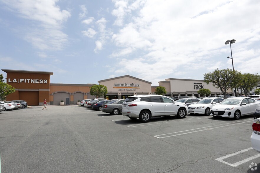 More Photos Of 21470-21500 Victory Blvd, Woodland Hills General Retail For Lease