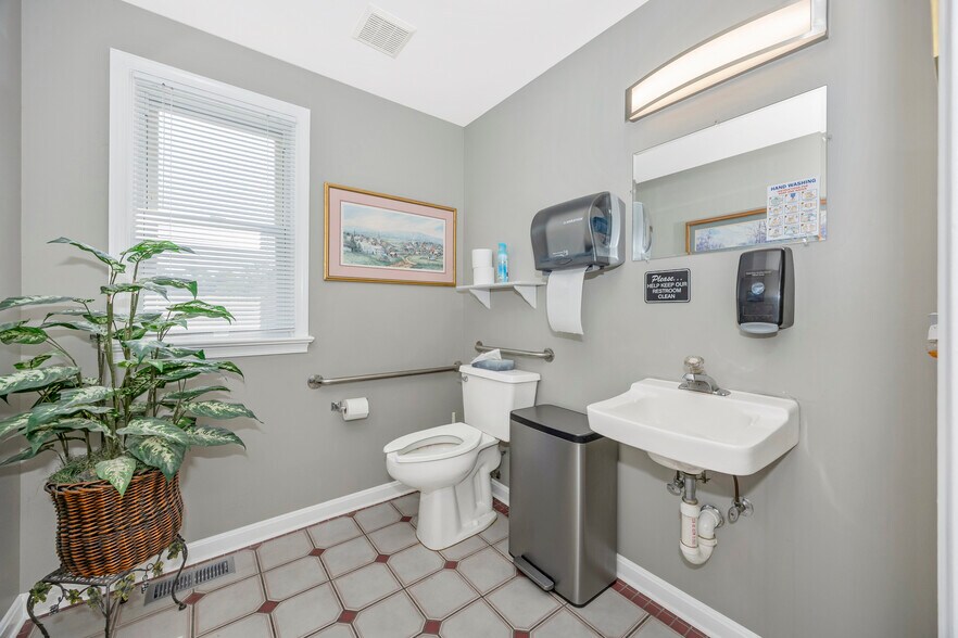 More Photos Of 286 Montevue Ln, Frederick Medical For Lease