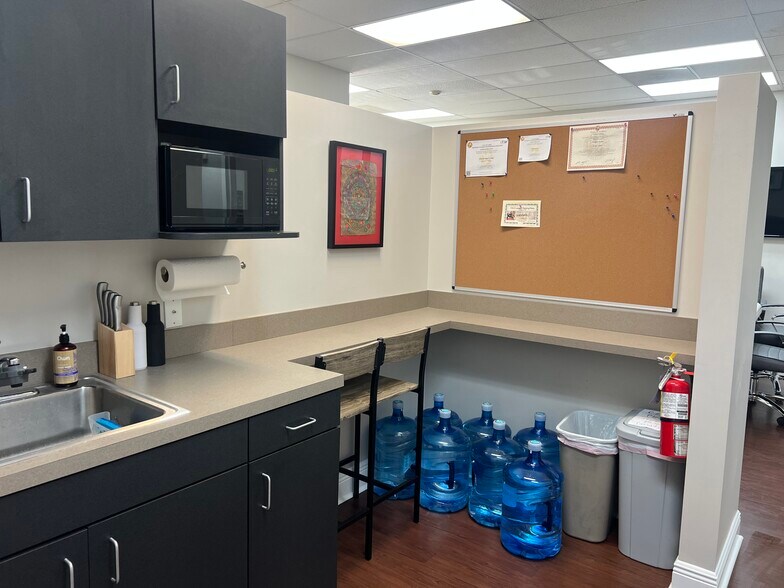 More Photos Of 16540 Pointe Village Dr, Lutz Storefront Retail Office For Lease