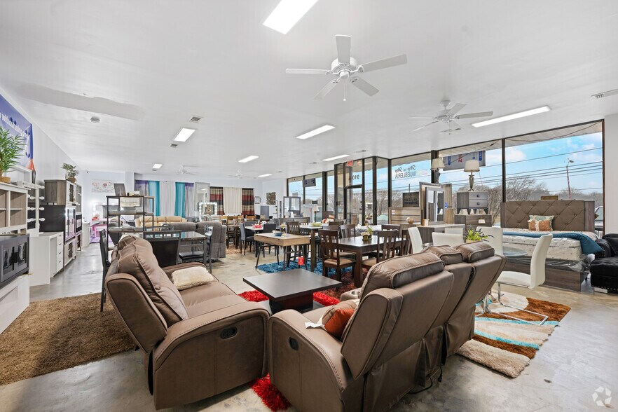 More Photos Of 910 S Cedar Ridge Dr, Duncanville Freestanding For Sale