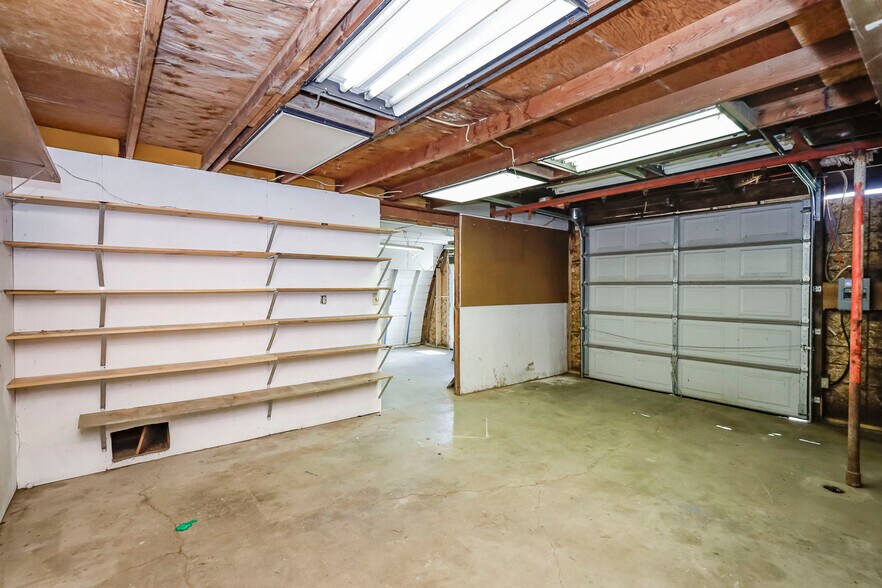 More Photos Of 201 W Silknitter St, Rose Hill Self Storage For Sale