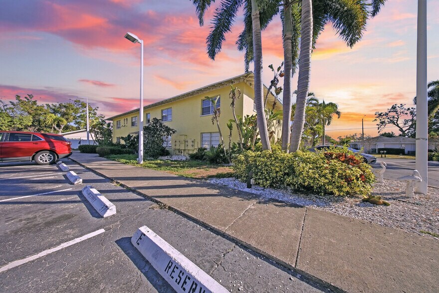 More Photos Of 2309 Manatee Ave W, Bradenton Apartments For Sale