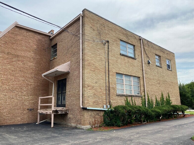 More Photos Of 305 S Lake St, Aurora Religious Facility For Sale